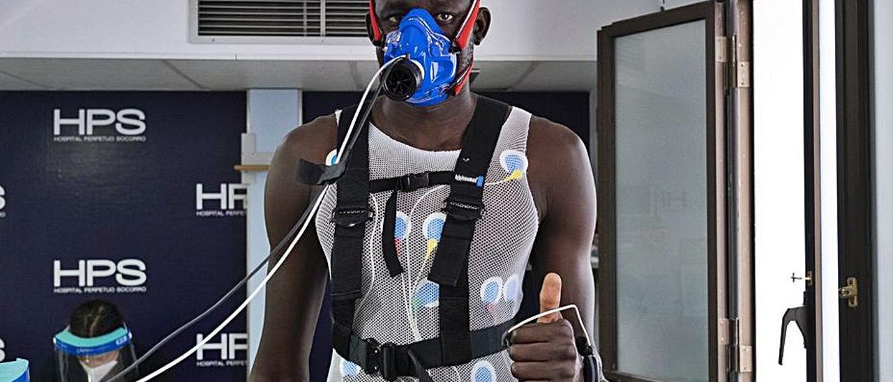 Ilimane Diop pasó ayer el reconocimiento médico en el HPS. | | CBGRANCANARIA