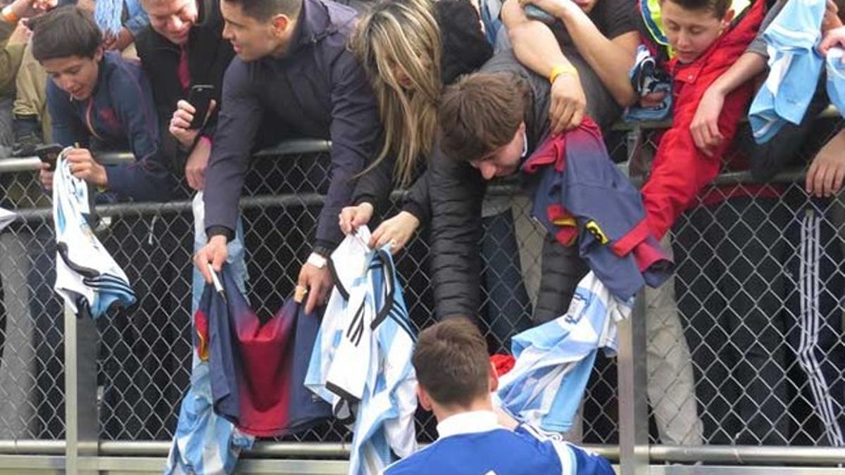 Messi firmó muchos autógrafos en la Universidad de Georgetown