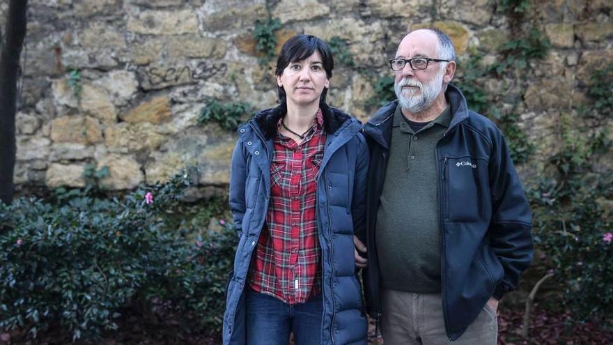 Cristina López (hermana de Álex y sobrina de Emilio) y Julio López (padre de Álex y hermano de Emilio), ayer, en Oviedo.