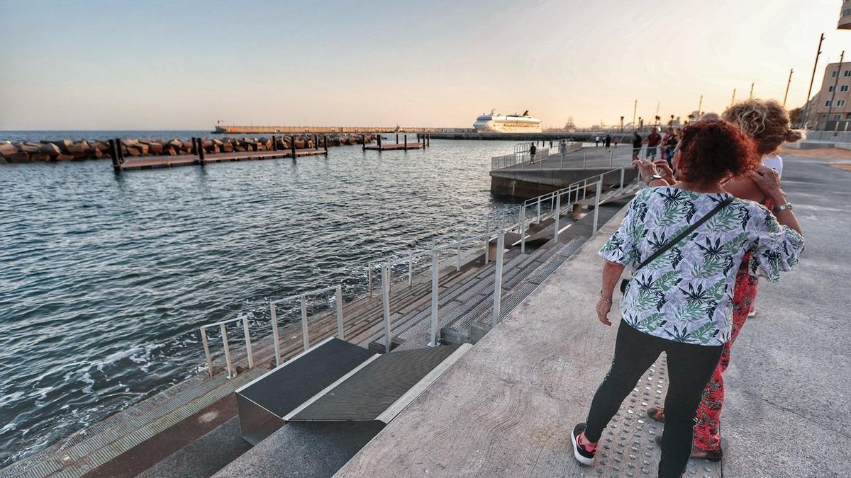 Un nuevo acceso al mar en Santa Cruz desde este domingo abre la Zona de Charcos de Valleseco