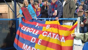 Aficionados culés de la peña del Cercle Català disfrutando de un partido en directo.