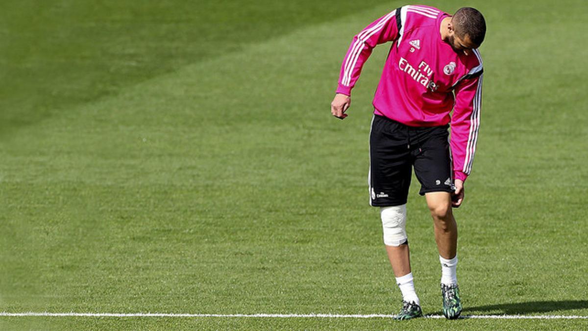 Karim Benzema se retira del entrenamiento con molestias en la rodilla derecha