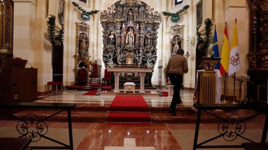 El altar renovado de la iglesia de Salinas.