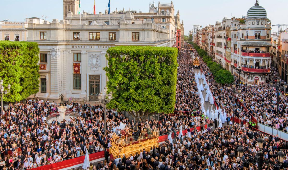 Imagen de la Semana Santa de Sevilla en la Carrera Oficial.