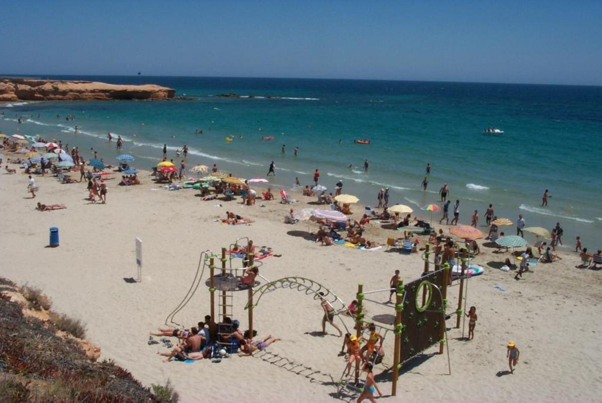 Playa Jesuitas, en Pilar de la Horadada, con bandera azul.
