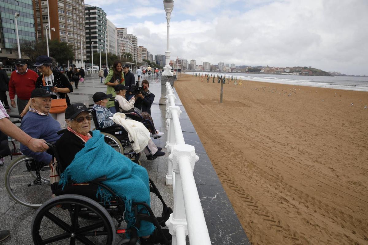 Mayores de la residencia de ancianos de Peleas de Abajo ven por primera vez el mar en Gijón