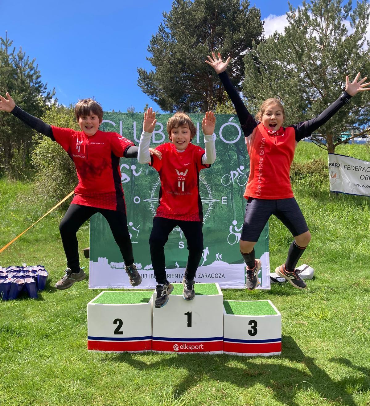 Deportistas del CAX Orientació en el podio del Trofeo Sierra de Albarracín.