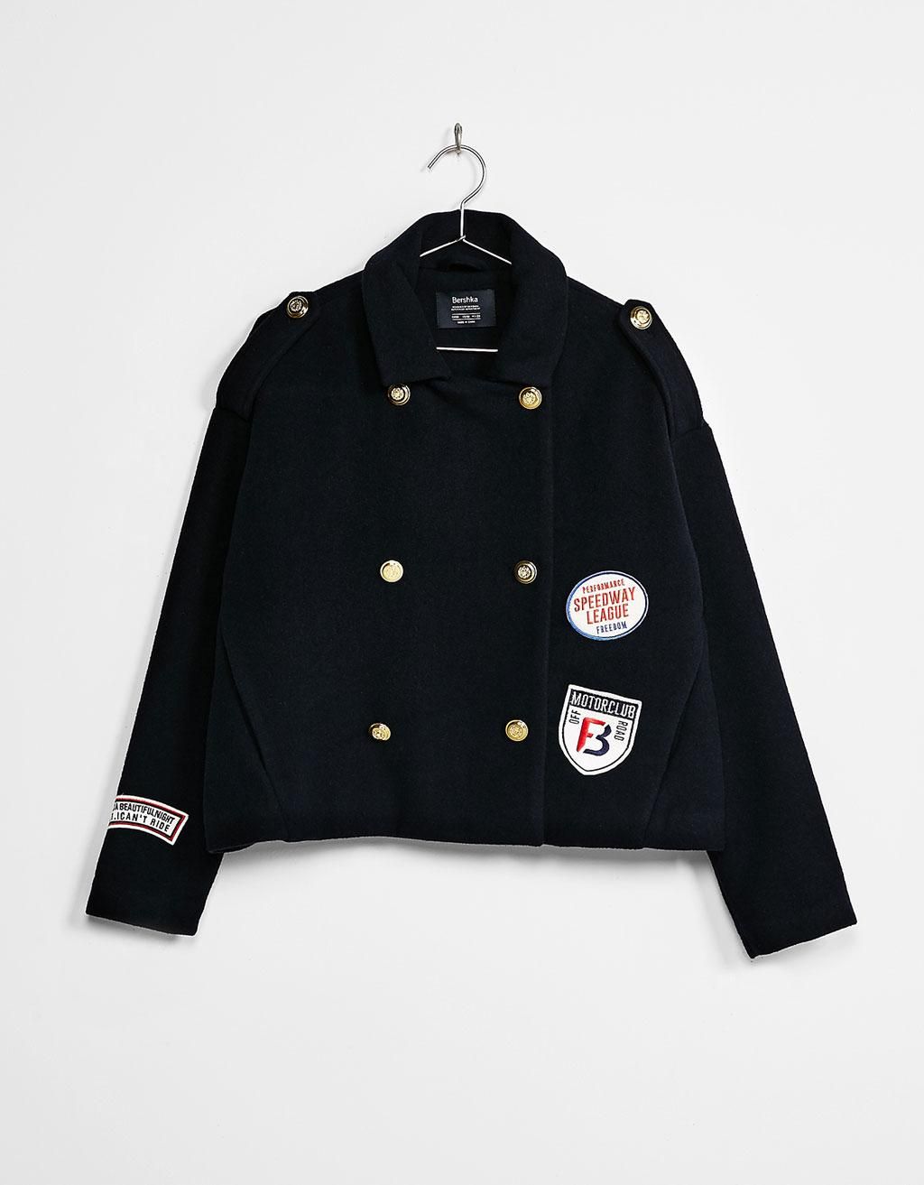 Tendencia galones: abrigo corto militar botones