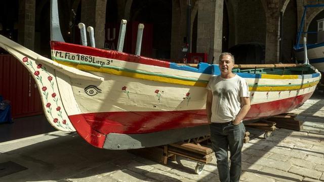 Jordi García, tècnic del Museu Marítim, al costat de la María del Carmen, dijous. | JORDI COTRINA