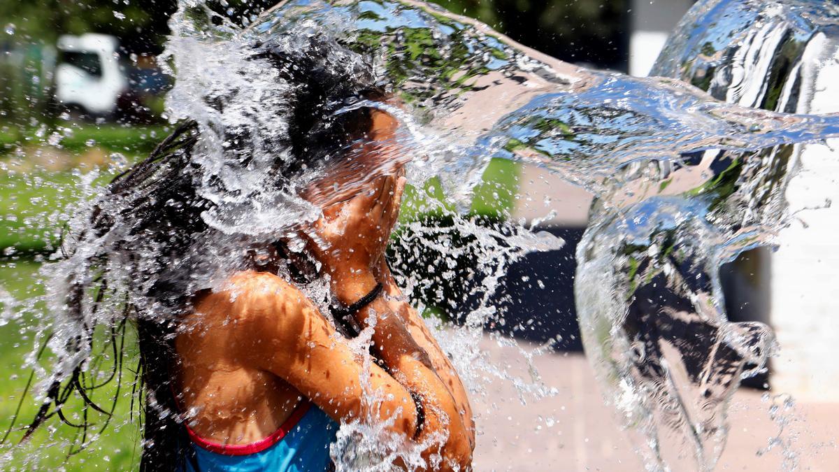 Una joven se refresca con agua en Córdoba en un aimagen de archivo.