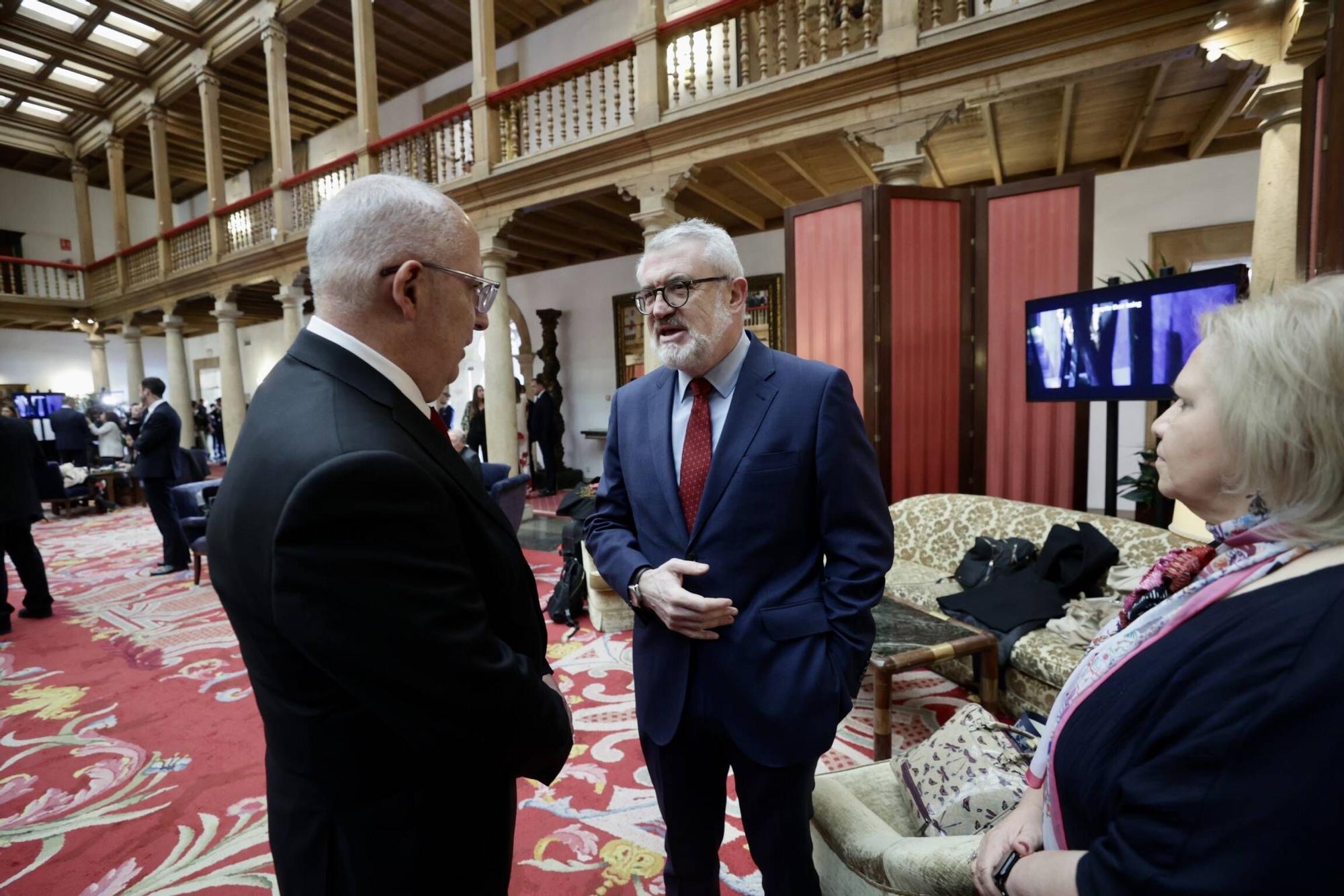 Miguel Falomir, a la derecha, saluda al director del Museo de Antropología de México, Antonio Saborit, en el vestíbulo del hotel de La Reconquista.