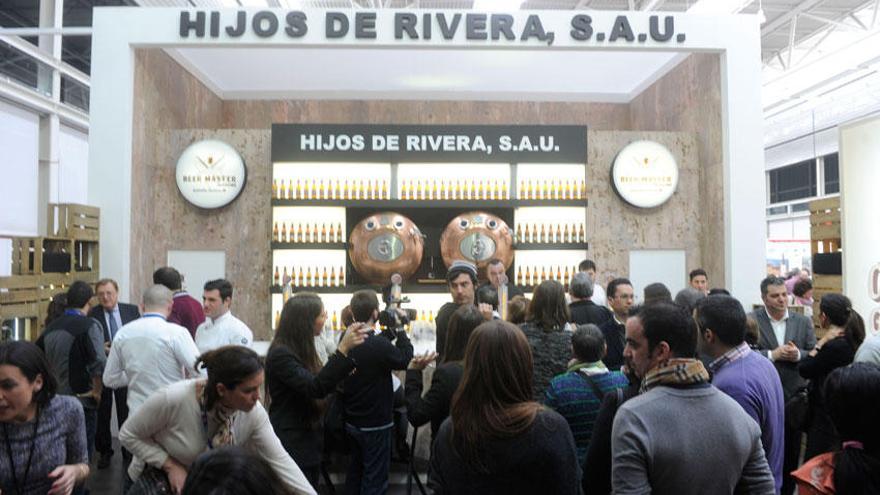 Campeonato de tiraje de cerveza en el stand de Hijos de Rivera.