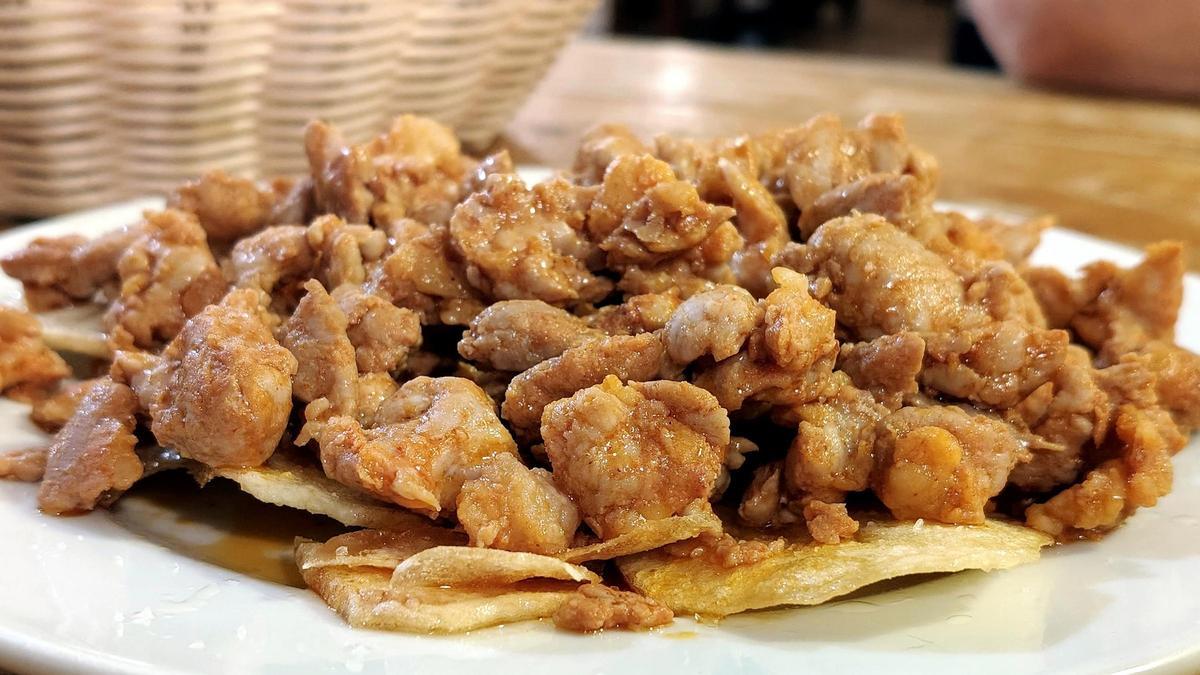 Ración de zorza con patatas panadera de El Celler del Vermut.