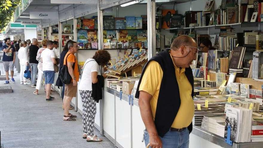 La Feria del Libro Antiguo y de Ocasión, en Praza de Compostela, abrirá hasta el 4 de agosto. // J. Lores
