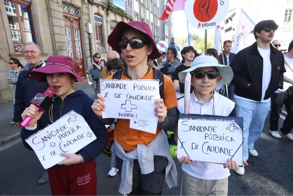 Miles de gallegos reivindican mejoras en la sanidade pública en Santiago