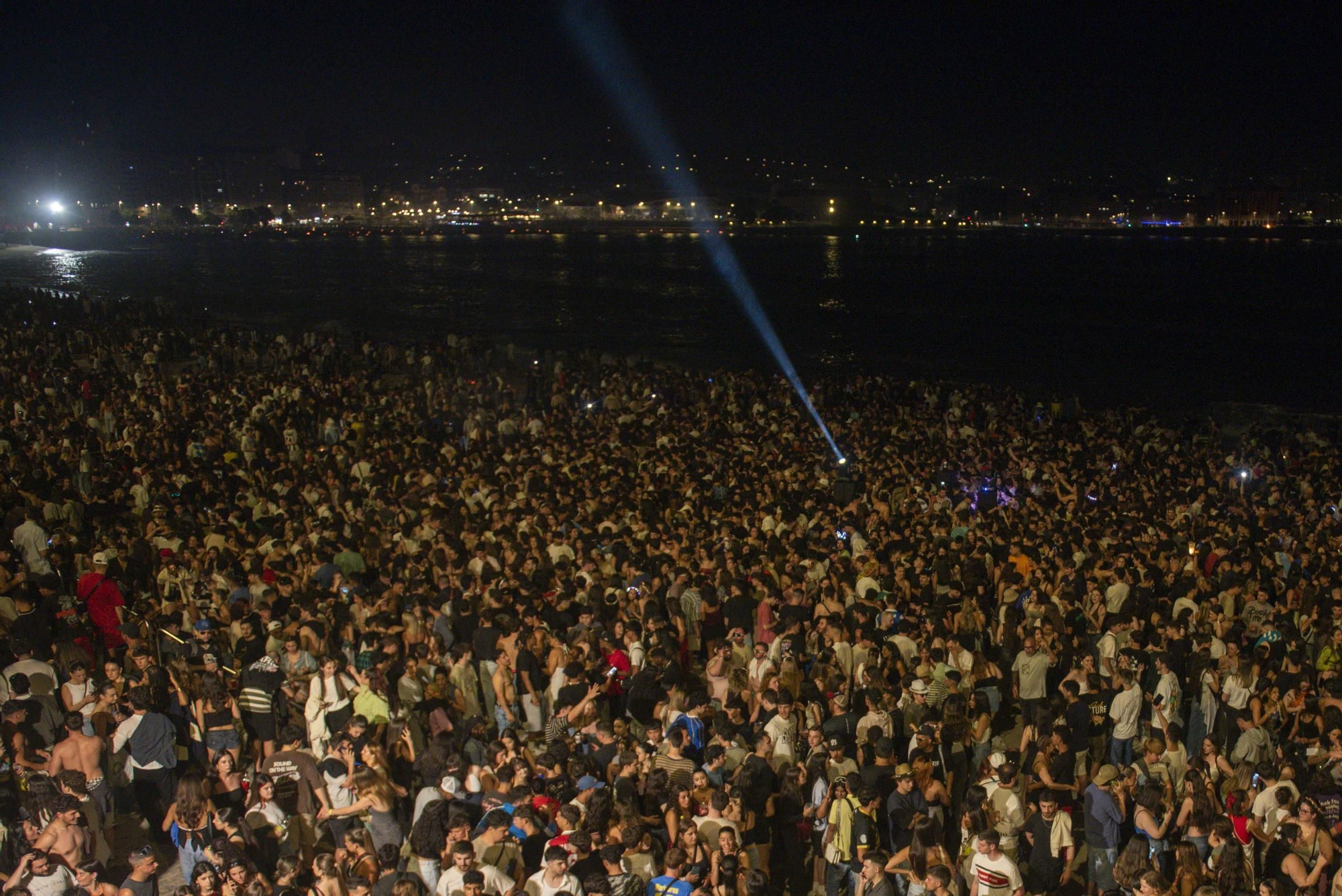 Multitudinaria 'rave' sanjuanera en el Orzán