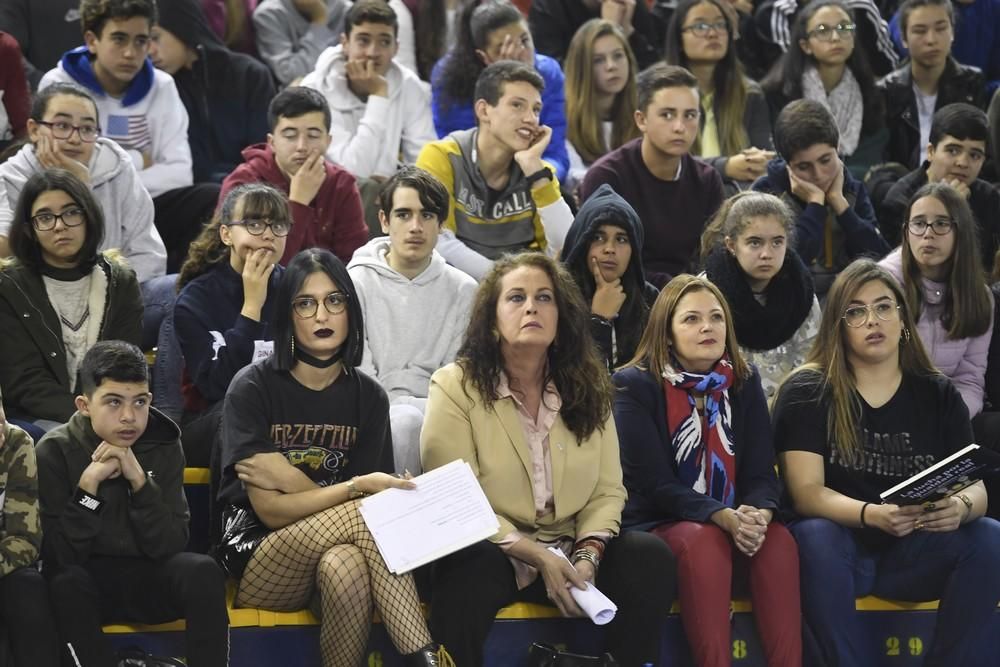 La diputada Carla Antonelli, con estudiantes de Secundaria en el Centro Insular de Deportes