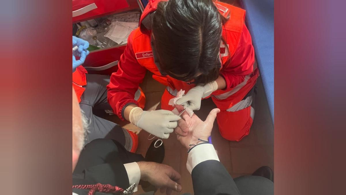 Una voluntaria de Cruz Roja atiende a una persona durante la Semana Santa de Córdoba.