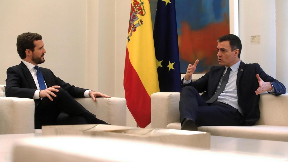 Pablo Casado y Pedro Sánchez, durante la reunión que han mantenido en la Moncloa.