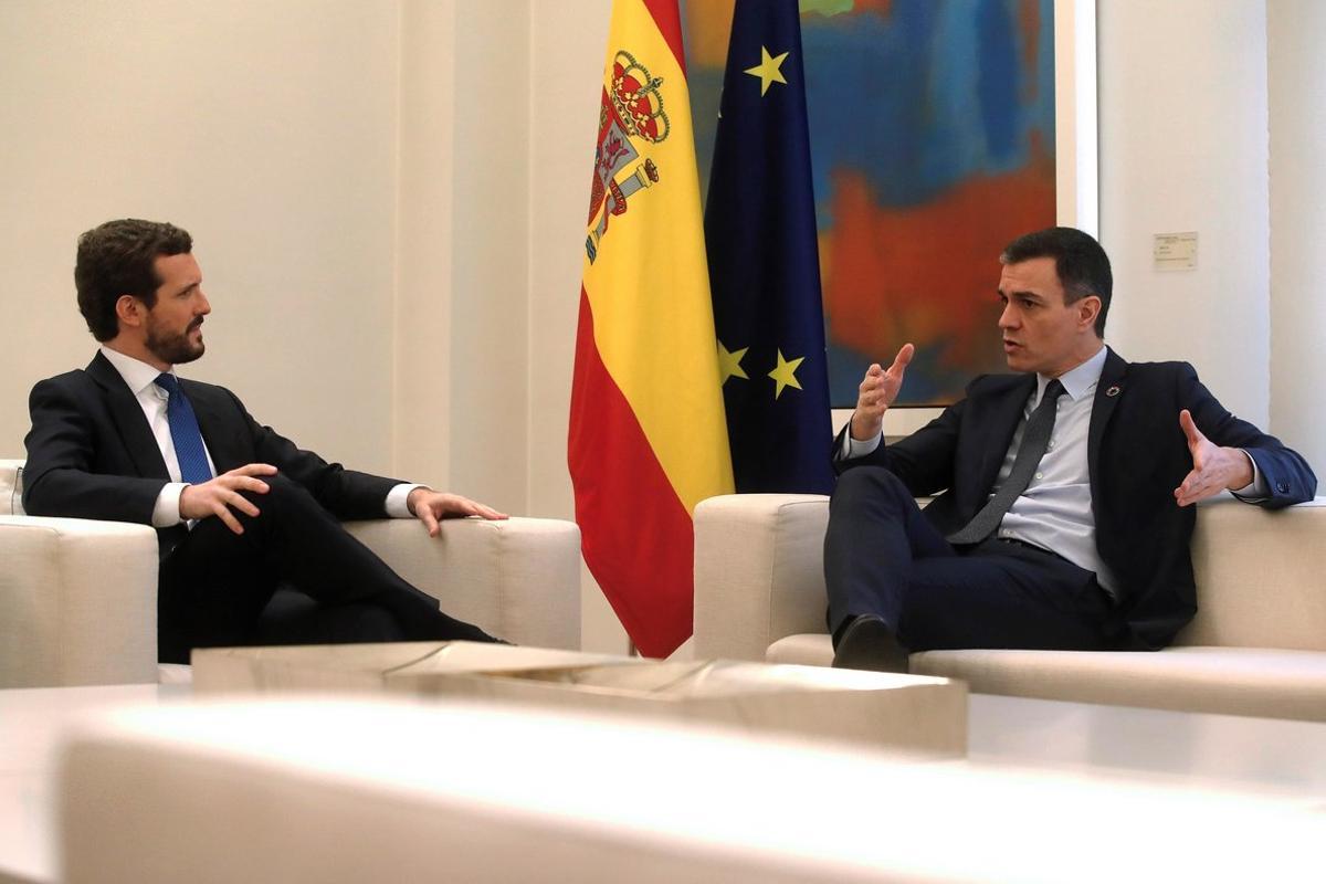 GRAF1697. MADRID, 17/02/2020.- El presidente del Gobierno, Pedro Sánchez (d), recibe al líder del Partido Popular (PP), Pablo Casado (i), en el Palacio de la Moncloa en su primera reunión de este año con muchas cuestiones sobre la mesa, como el conflicto catalán, la renovación del Consejo General del Poder Judicial (CGPJ) y la economía, entre otras. EFE/ Juan Carlos Hidalgo