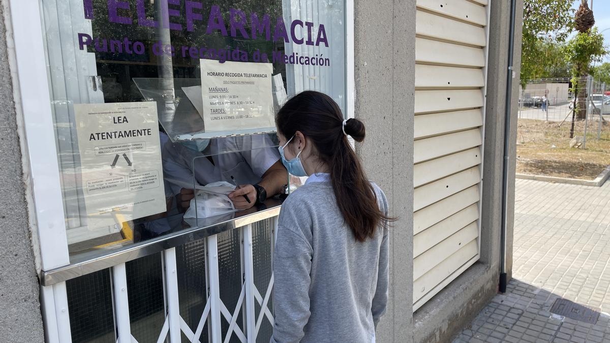 La ventanilla del servicio de farmacia exprés del Hospital de Sant Joan