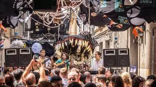 Gràcia se llena de color y visitantes en unas fiestas marcadas por la creatividad y las aglomeraciones