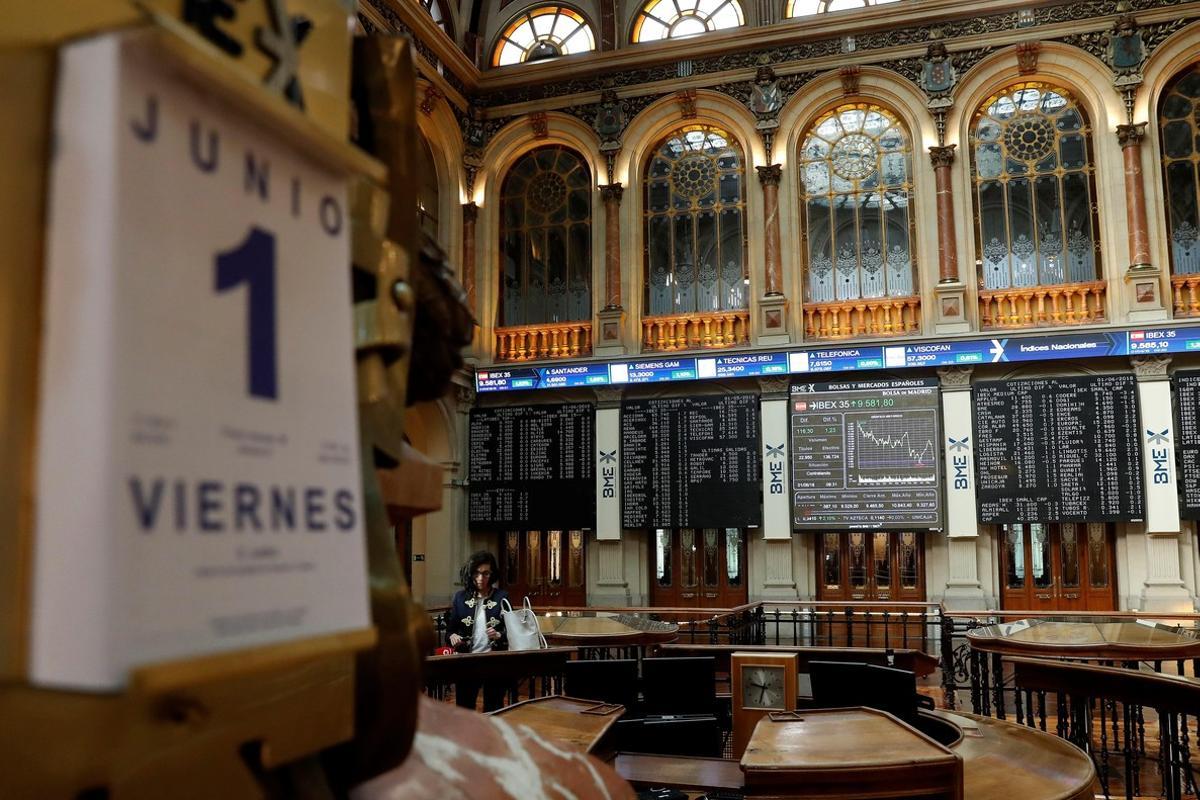 GRAF939. MADRID, 01/06/2018.- Vista de un panel que muestra la evolución de la Bolsa española, que mantiene ganancias del 0,73 % tras la apertura, animada por la formación de Gobierno en Italia, y con los inversores pendientes de la votación de la moción de censura contra el Gobierno de Mariano Rajoy, que, previsiblemente, hará presidente del Ejecutivo al líder del PSOE, Pedro Sánchez. A las 9.15 horas, el principal indicador de la Bolsa española, el IBEX 35, suma 70,10 puntos, ese 0,73 %, hasta los 9.537,60 enteros, con lo que las pérdidas anuales se reducen al 5,01 %. La Bolsa española inicia en positivo el mes de junio, después de que tras caer en la sesión de ayer el 1,05 %, terminase mayo con pérdidas del 5,16 %, afectada por las dificultades para formar Gobierno en Italia, su impacto en el mercado de deuda y en los bancos. EFE/ Chema Moya