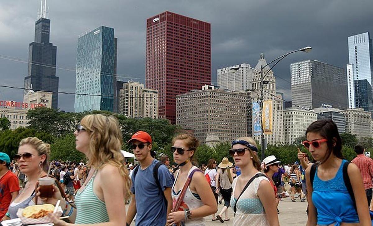 Un grup de joves es dirigeixen al festival de música Lollapalooza, a Chicago.