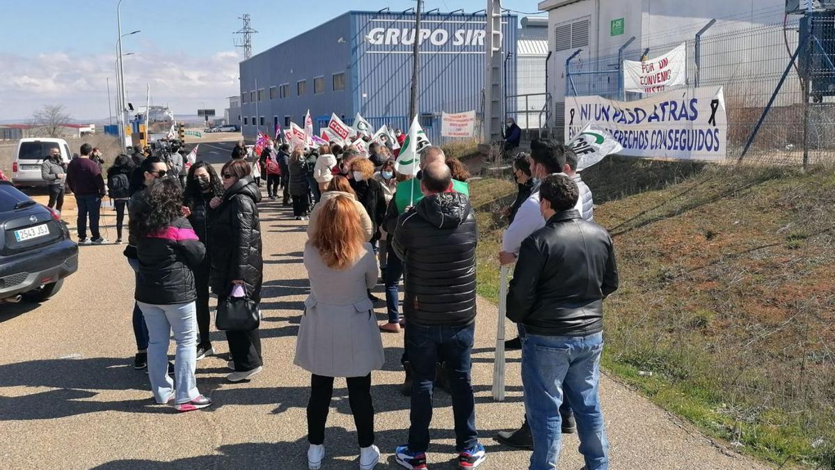 Empleados se concentran en las puertas de la fábrica de Siro en Toro para condenar los últimos despidos. | M. J. C.