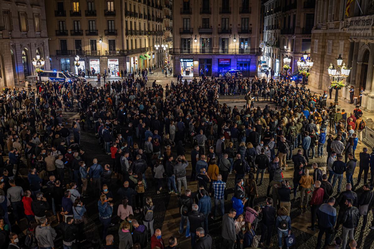 Sant Jaume, repleta de policías, durante la manifestación de este sábado