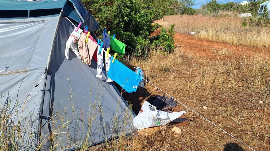 &quot;La humedad es terrible&quot;: Así es vivir en una chabola en Ibiza