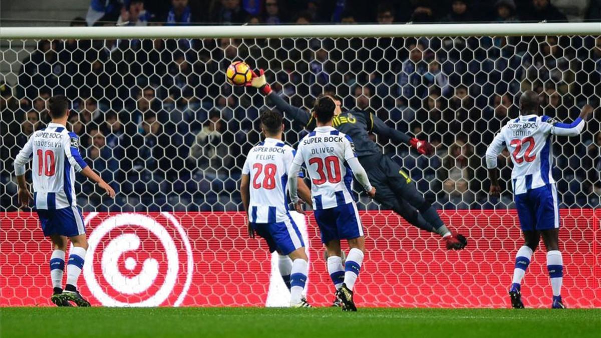 Casillas, en acción durante el partido entre el Porto y el Chaves