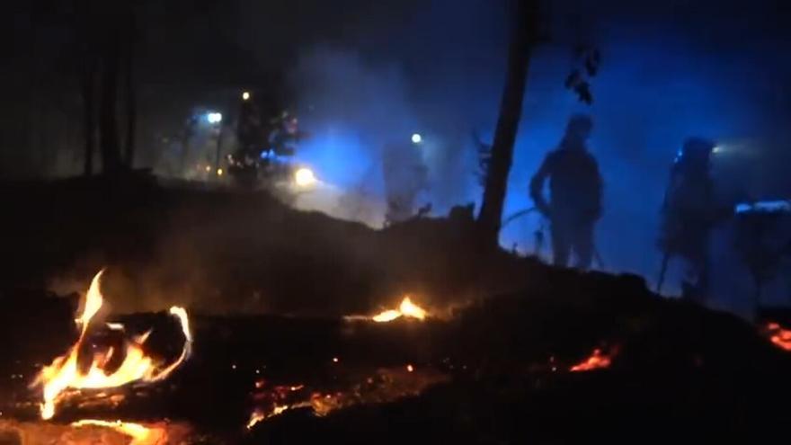 Efectivos de la UME luchan contra el incendio de Tenerife