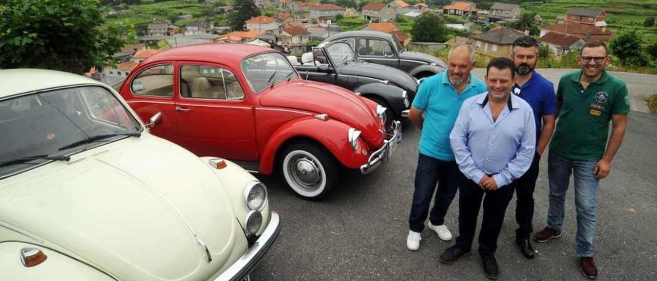 Manuel Lage, en primer término, junto a otros apasionados del &quot;Escarabajo&quot; // Iñaki Abellla