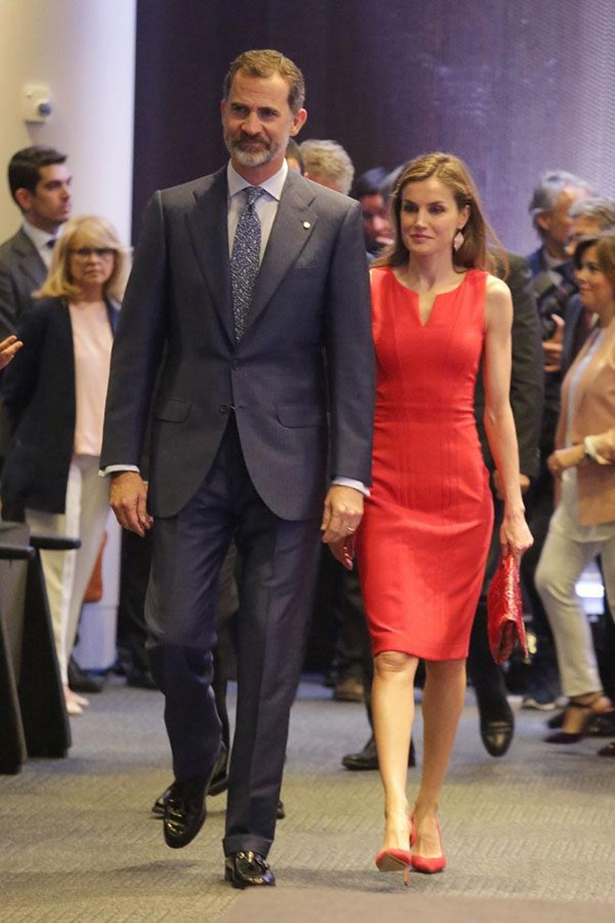 Letizia Ortiz con look en rojo en Barcelona