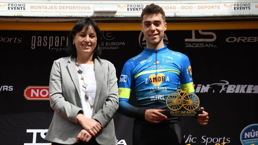 Pau Torres, en el podio de la Klásika de Olot con el maillot del Globalia Zamora Enamora