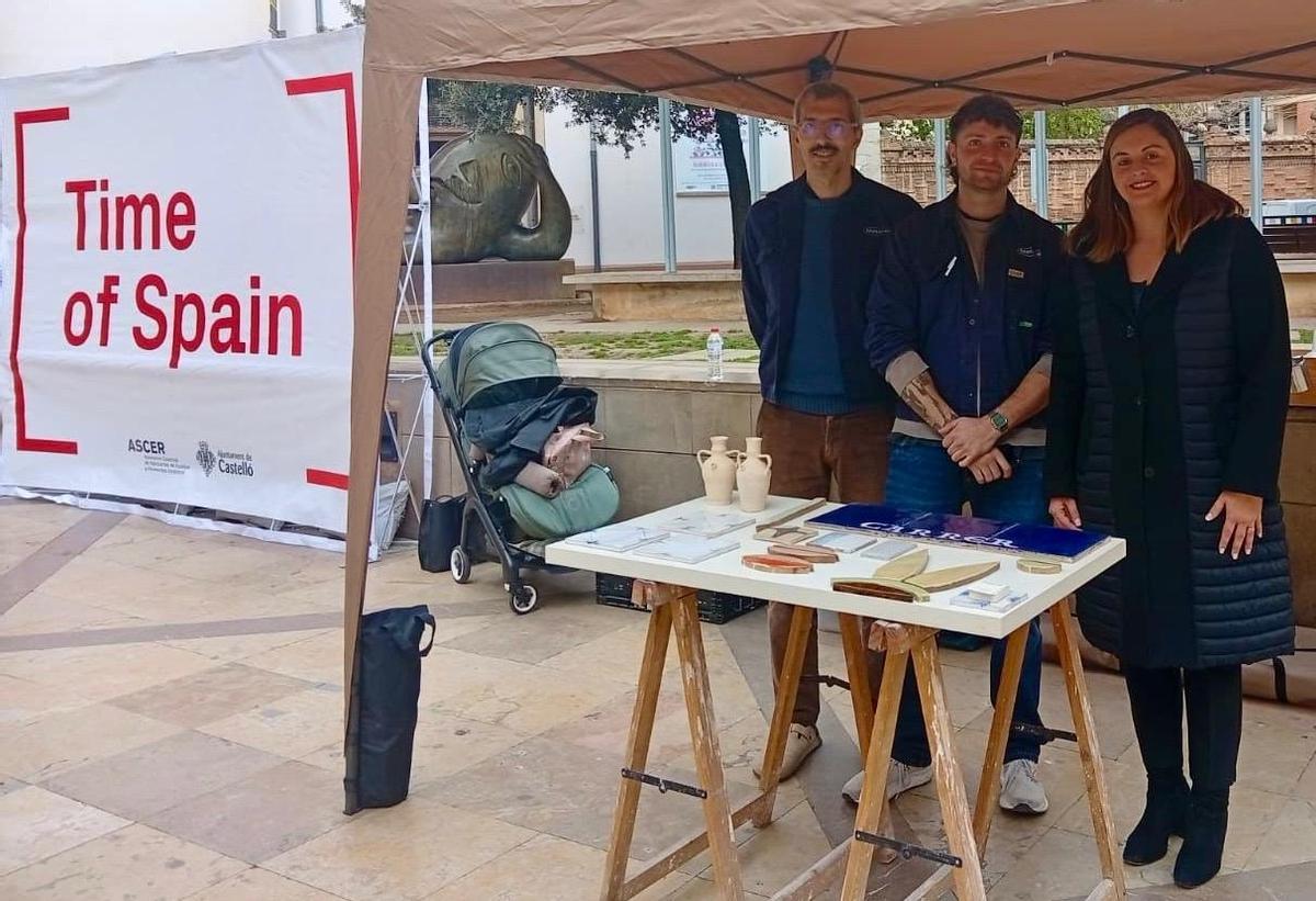 La concejala de Turismo, Arantxa Miralles, en el taller de cerámica este sábado.