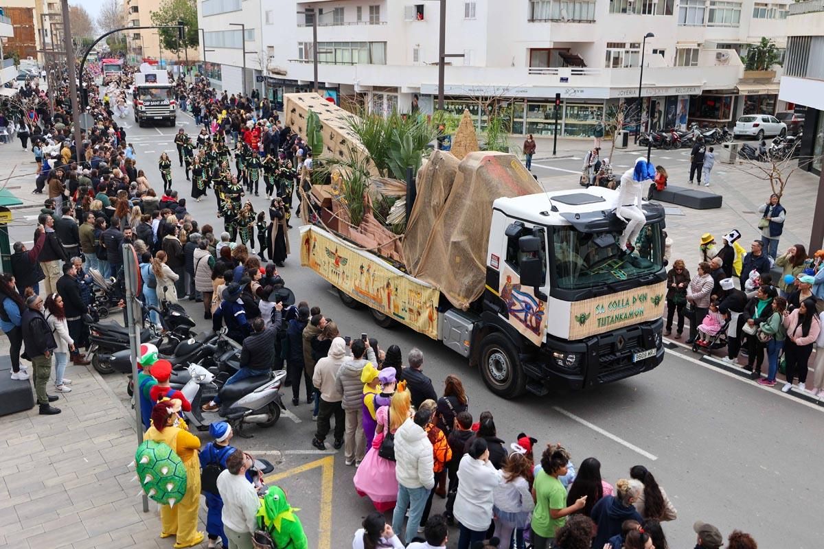 Búscate en las imágenes de la rúa de Carnaval de Ibiza