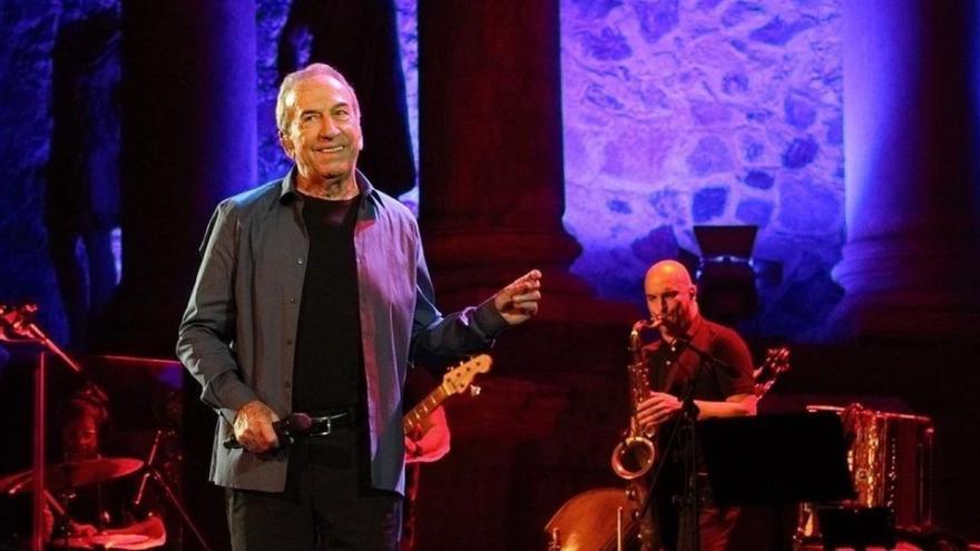 Josemi Sagaste (al fondo, saxofón), durante la última gira de Perales.