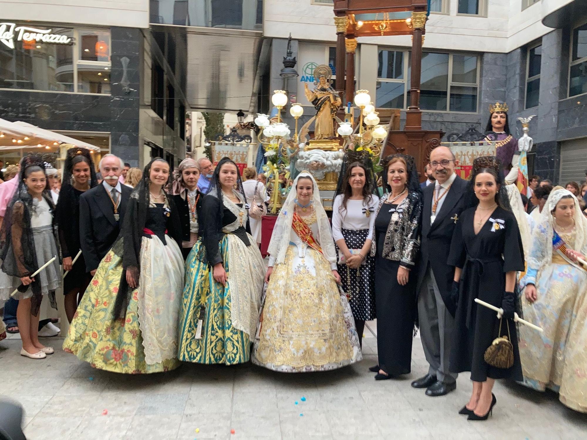 La calle San Vicente acoge la procesión "dels Xiquets" con tres generaciones falleras