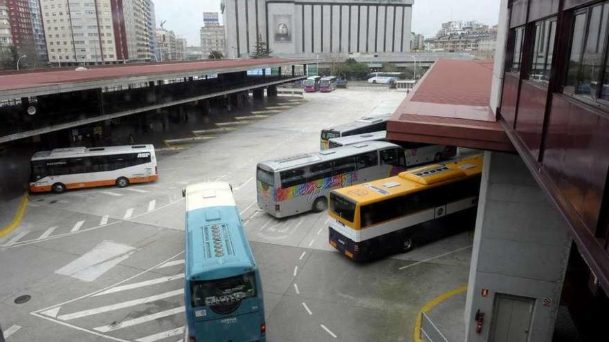 Autobuses interurbanos de distintas compañías en la estación de Cuatro Caminos.