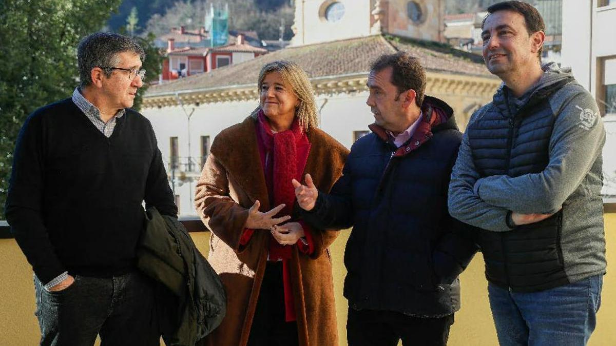 Patxi López (primero por la izquierda), hoy en Ermua.