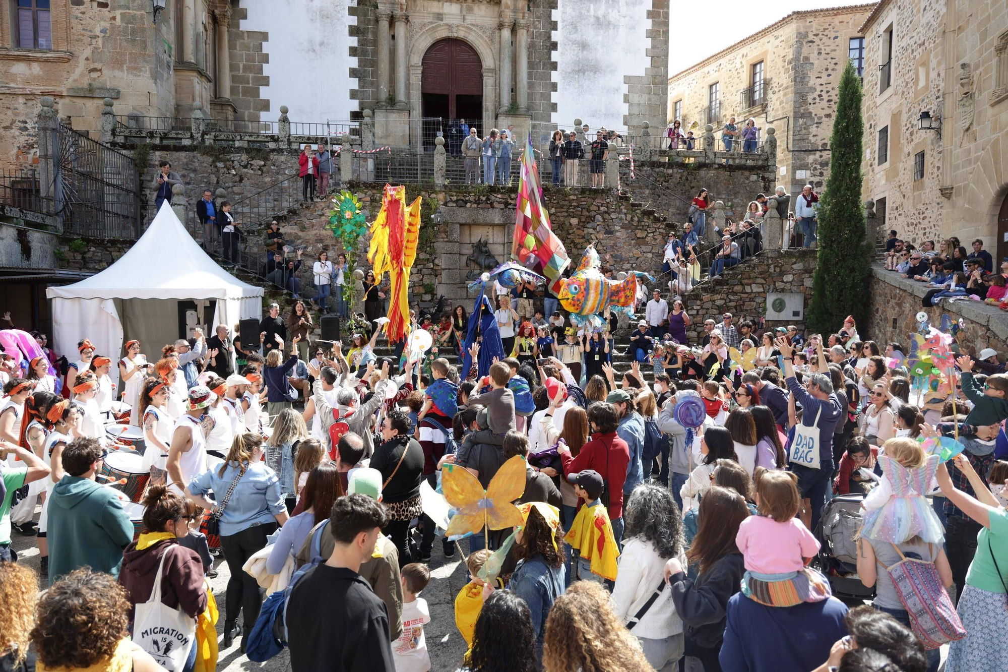 Las imágenes de este domingo de Womad en Cáceres: el pasacalles pone el broche final