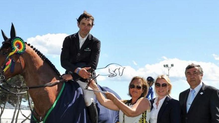 Eduardo González pose con su trofeo a lomos de Rockfeller .