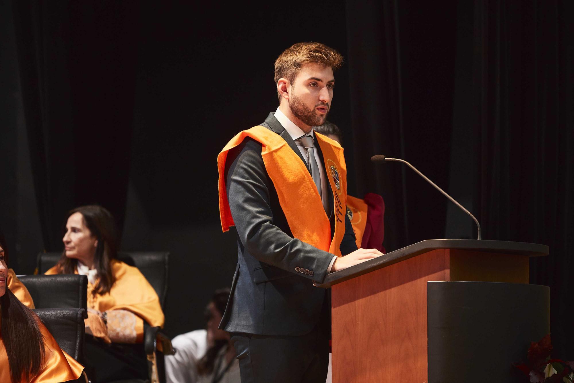 Graduación de los alumnos en los grados en Administración y Dirección de Empresas, Economía, Marketing, Sociología, dobles grados en Ingeniería Informática + ADE y Turismo + ADE, y los másteres universitarios en Administración y Dirección de Empresas, Cooperación al Desarrollo, Dirección y Planificación del Turismo, Economía Aplicada, Economía Cuantitativa e Innovación Social y Dinámicas de Cambio de la Universidad de Alicante.