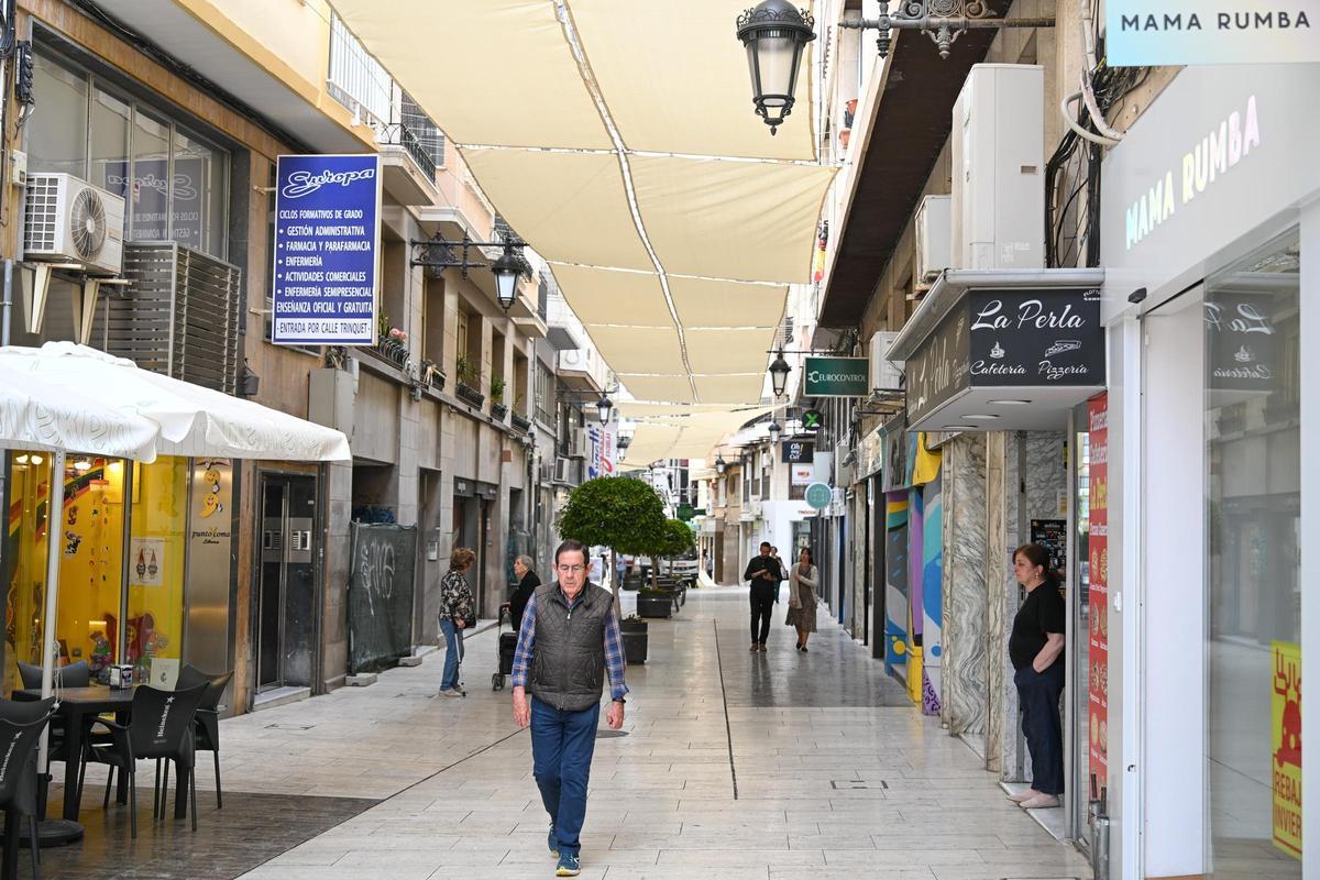 Toldos en la calle Obispo Tormo de Elche, situada al lado de la basílica, donde se tira la Palmera de la Virgen con cerca de un millar de cohetes