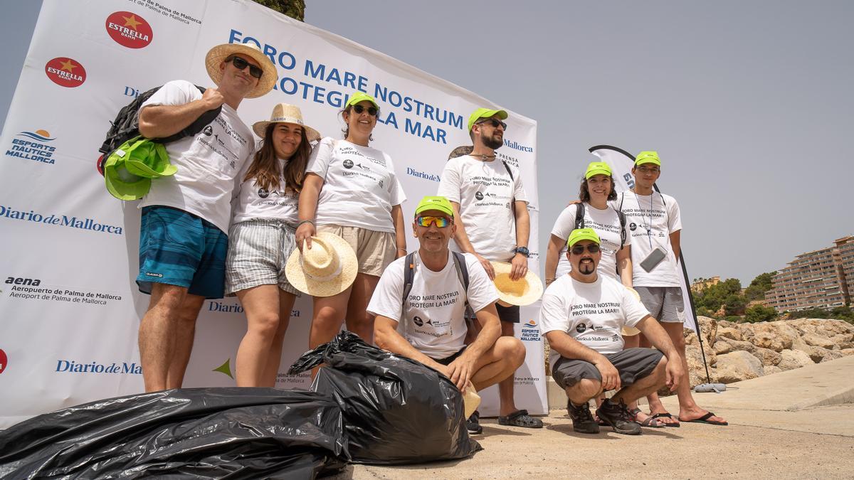 Los voluntarios de Aena tras finalizar la jornada de limpieza del mar.