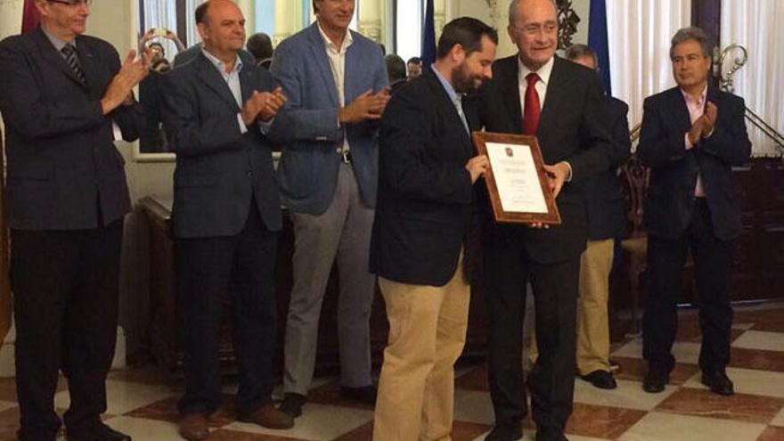 Sau recibe el premio de manos del alcalde Francisco de la Torre.