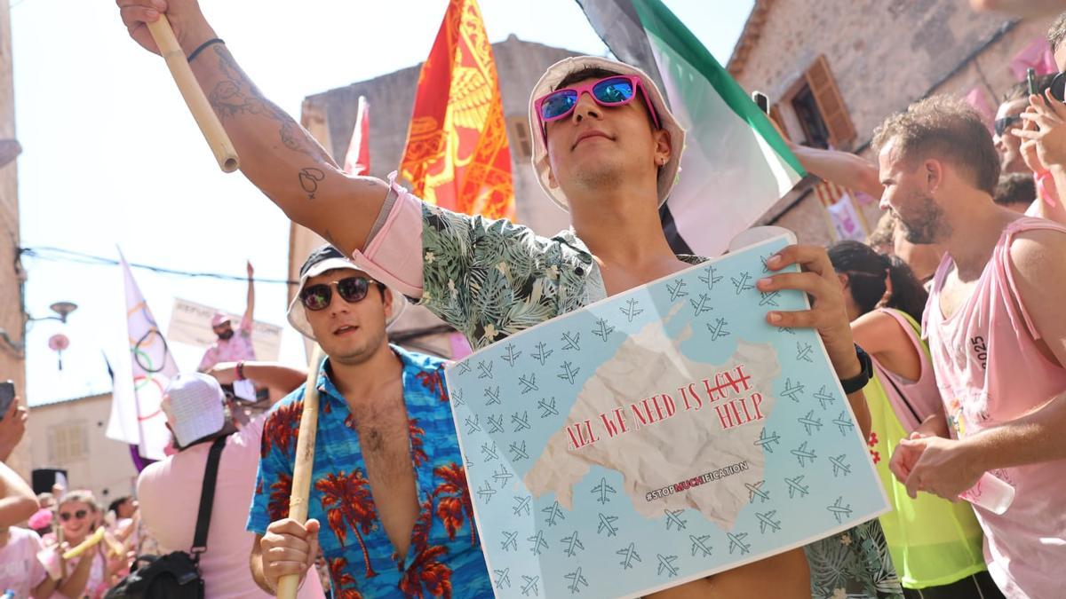 MUCH 2025 | Los mucaires llegan al ayuntamiento para escuchar un pregón en contra de la masificación turística