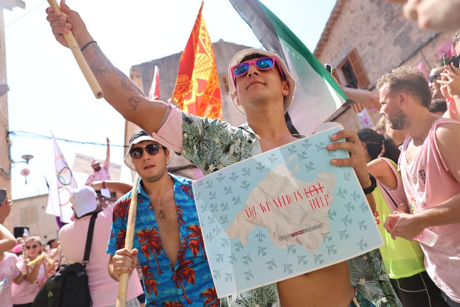MUCH 2025 | Los mucaires llegan al ayuntamiento para escuchar un pregón en contra de la masificación turística